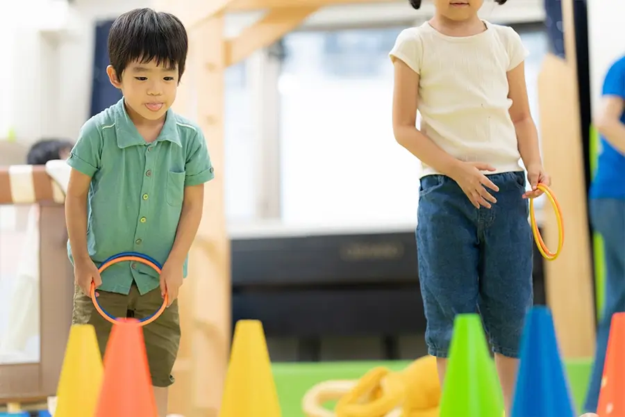 輪投げをする子供 写真