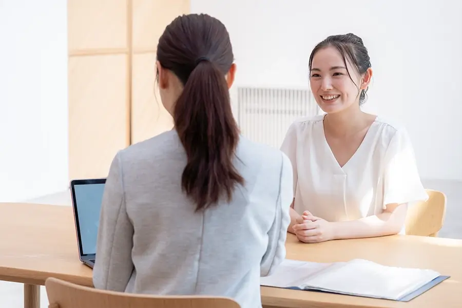 相談をする女性 写真