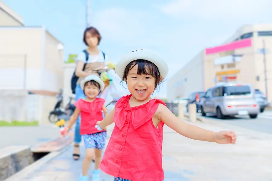 登園をする子供 写真