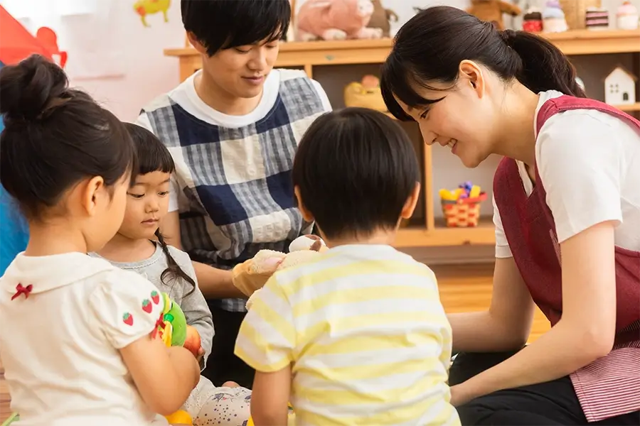 先生と子供が輪になって会話している 写真