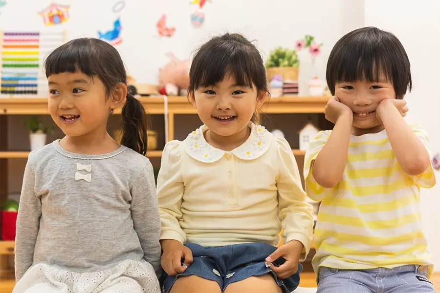 三人の笑顔の子供 写真